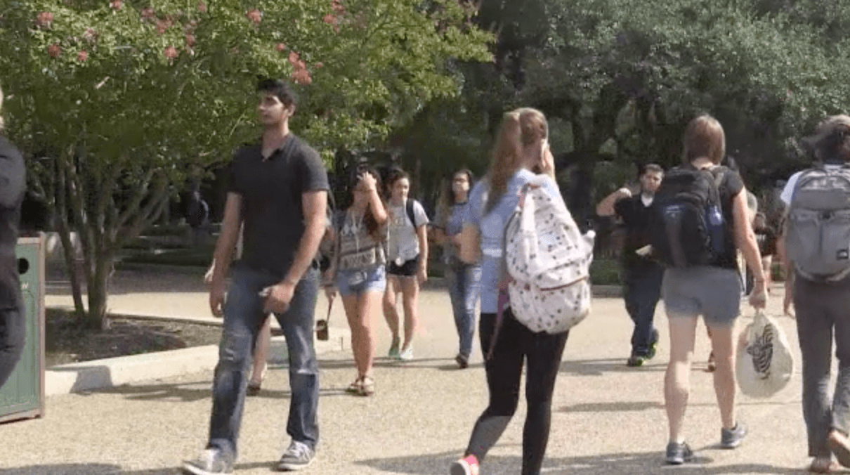 UT Austin promete matrícula gratuita a estudiantes con ingresos familiares de menos de $65,000