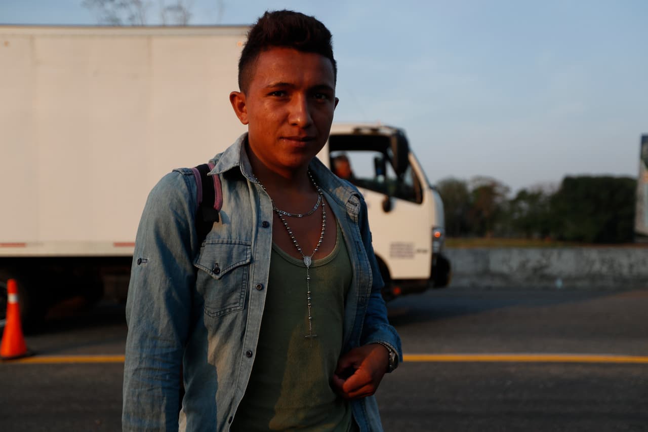 Fredy Ulloa tiene 20 años y salió desde Honduras con la esperanza de llegar a la frontera de EEUU.
<b> Por el camino, buscan árboles para refugiarse del asfalto ardiente de la carretera y recogen mangos y frutas silvestres de los árboles para comer.</b>