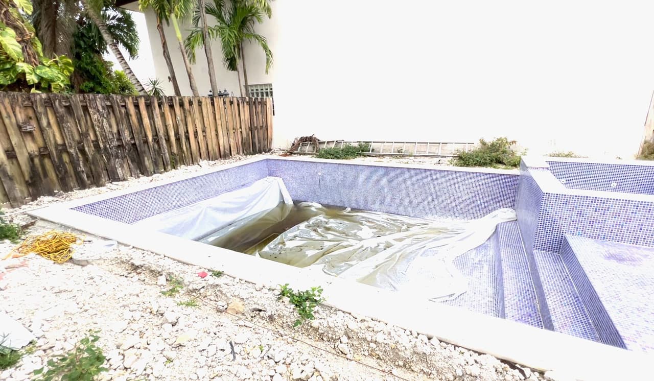 Soraya Hernández contó que a todos les pasó lo mismo cuando dieron un 20% de depósito, luego 30% para hacer el hueco, 25% después para poner el concreto y “después se desaparecían”.