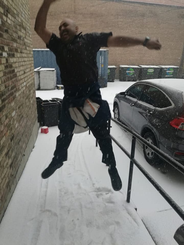 La Ciudad de los Vientos se pintó de blanco este viernes con la primera nevada del año que dejó un poco de acumulación en las calles y nos regaló fotos que parecen salidas de una postal.