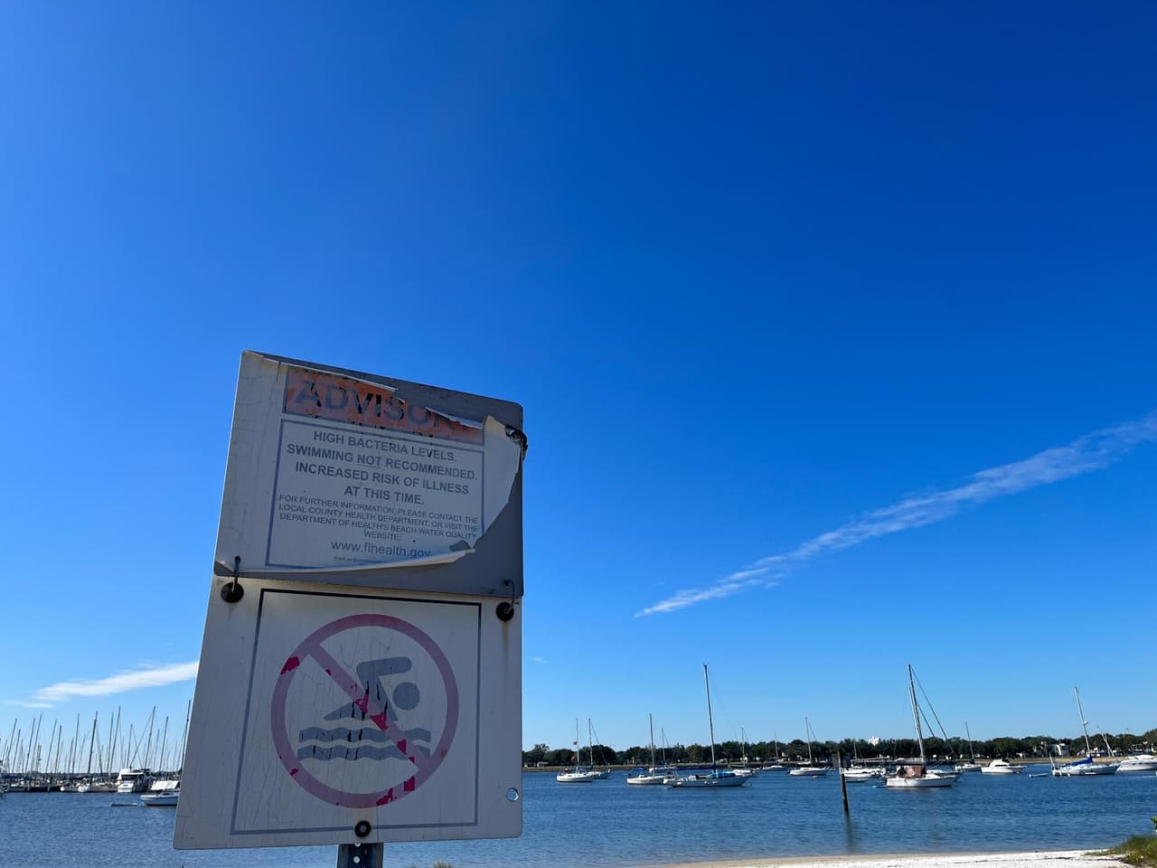 En esta playa hay un anuncio sobre esta advertencia, aunque visiblemente deteriorado.