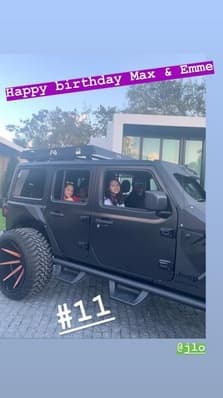 Ambos hijos de la cantante llevan una buena y estrecha relación con A-Rod. De hecho, el pasado 22 de febrero, cuando cumplieron 11 años,
<b><a href="https://www.univision.com/famosos/ni-jlo-ni-marc-a-rod-fue-el-primero-en-felicitar-en-su-cumpleanos-a-los-mellizos-emme-y-max-fotos" target="_blank">el exbeisbolista fue el primero en felicitarlos</a></b> (antes que sus propios padres) con un mensaje en Instagram: "Feliz cumpleaños Emme y Max", escribió junto a esta foto con ellos a bordo de su jeep.