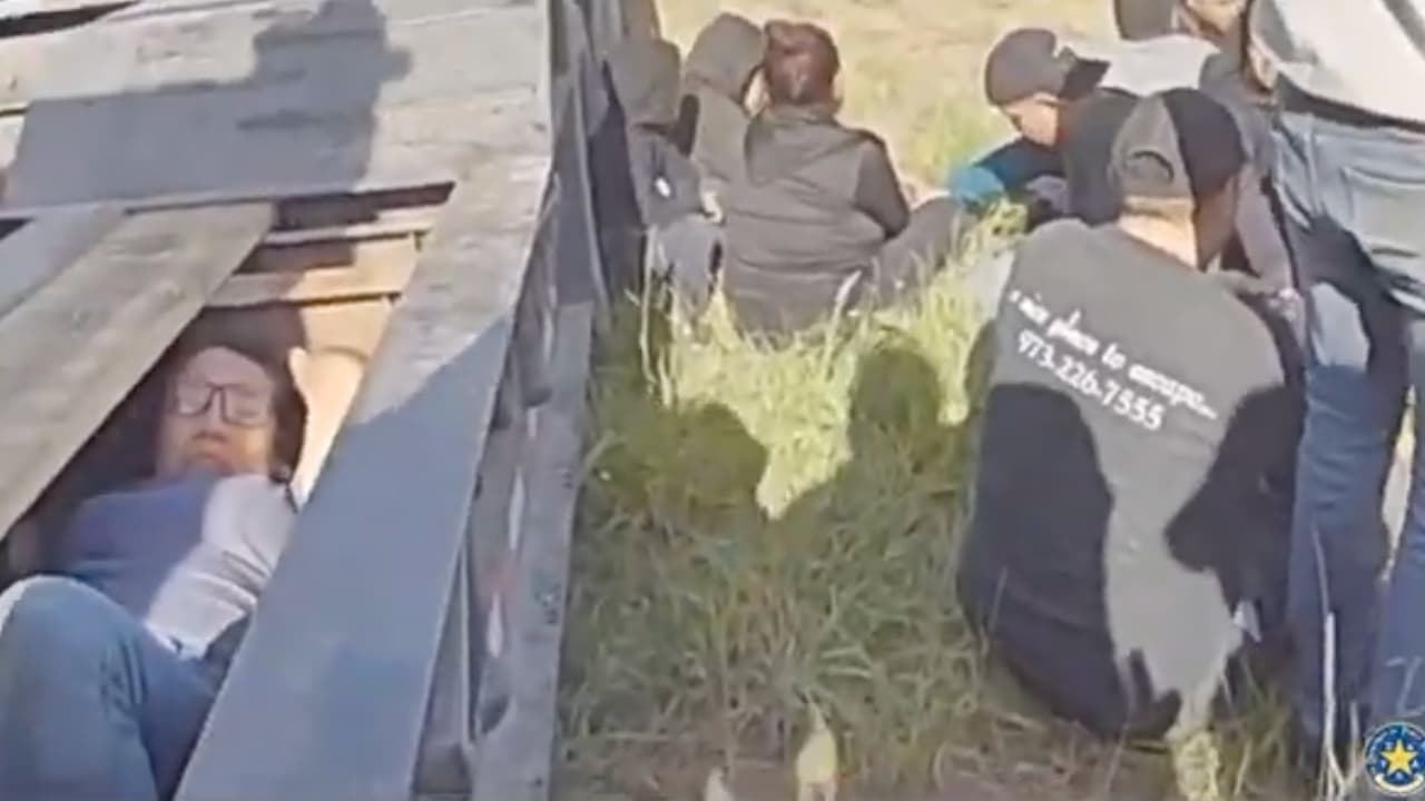 Descubre DPS a 23 inmigrantes que viajaban en el piso de madera de un remolque