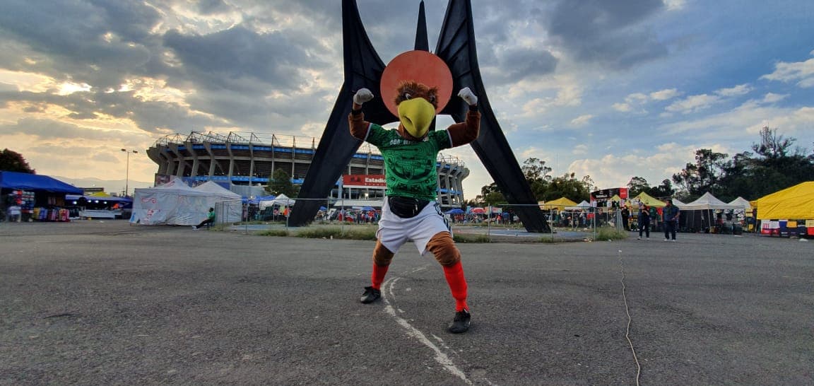 Miles de aficionados llegan puntuales a la cita en el Estadio Azteca para disfrutar el encuentro.