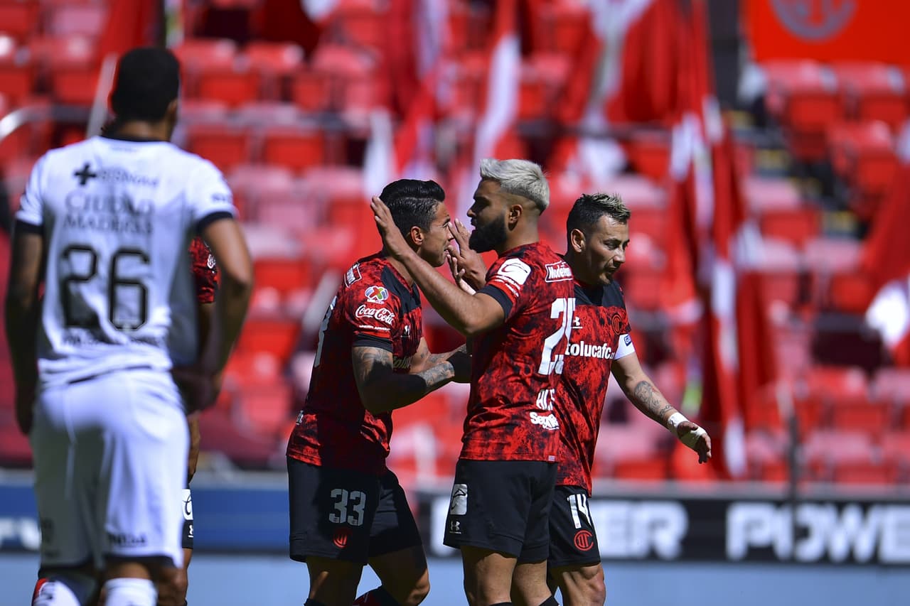 Toluca se impone a Querétaro 3-1. Sepúlveda abrió el marcador para los 'Gallos Blancos', pero Castañeda y Canelo le dieron la vuelta al marcador en seguida y, para finalizar. Estrada marcó el tercero que le dio la victoria a los 'Diablos Rojos'.