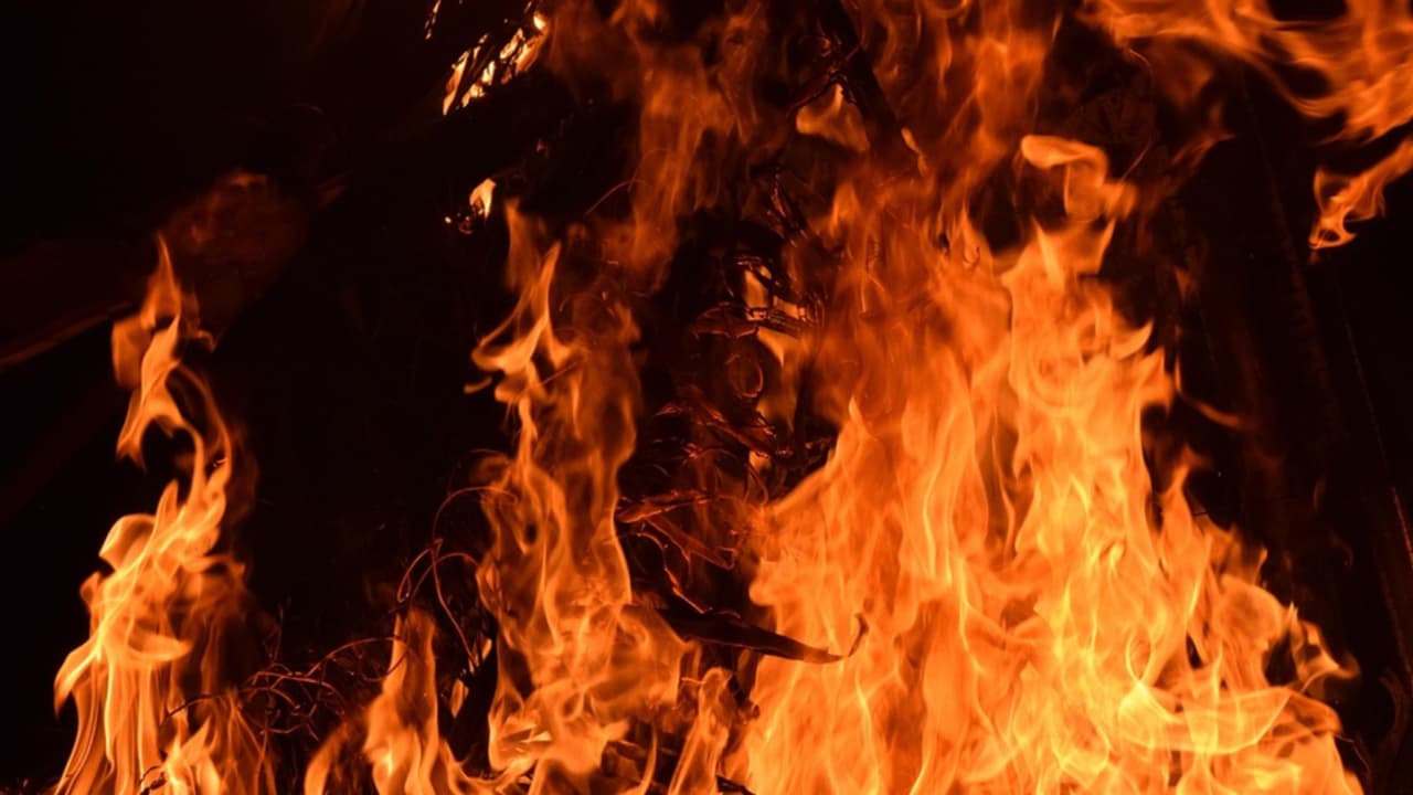 Un muerto, cuatro heridos y 12 desplazados tras incendio que destruyó una vivienda en Filadelfia