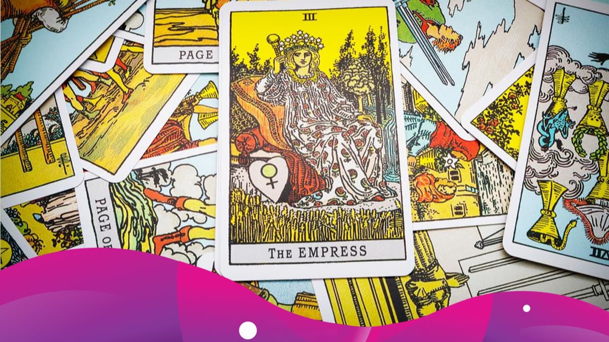 La Emperatriz es una figura muy importante en la lectura de las cartas del tarot y te contaremos a continuación por qué. De entrada, es la carta número tres de la baraja, y forma parte de los 22 Arcanos Mayores, los más significativos del tarot.