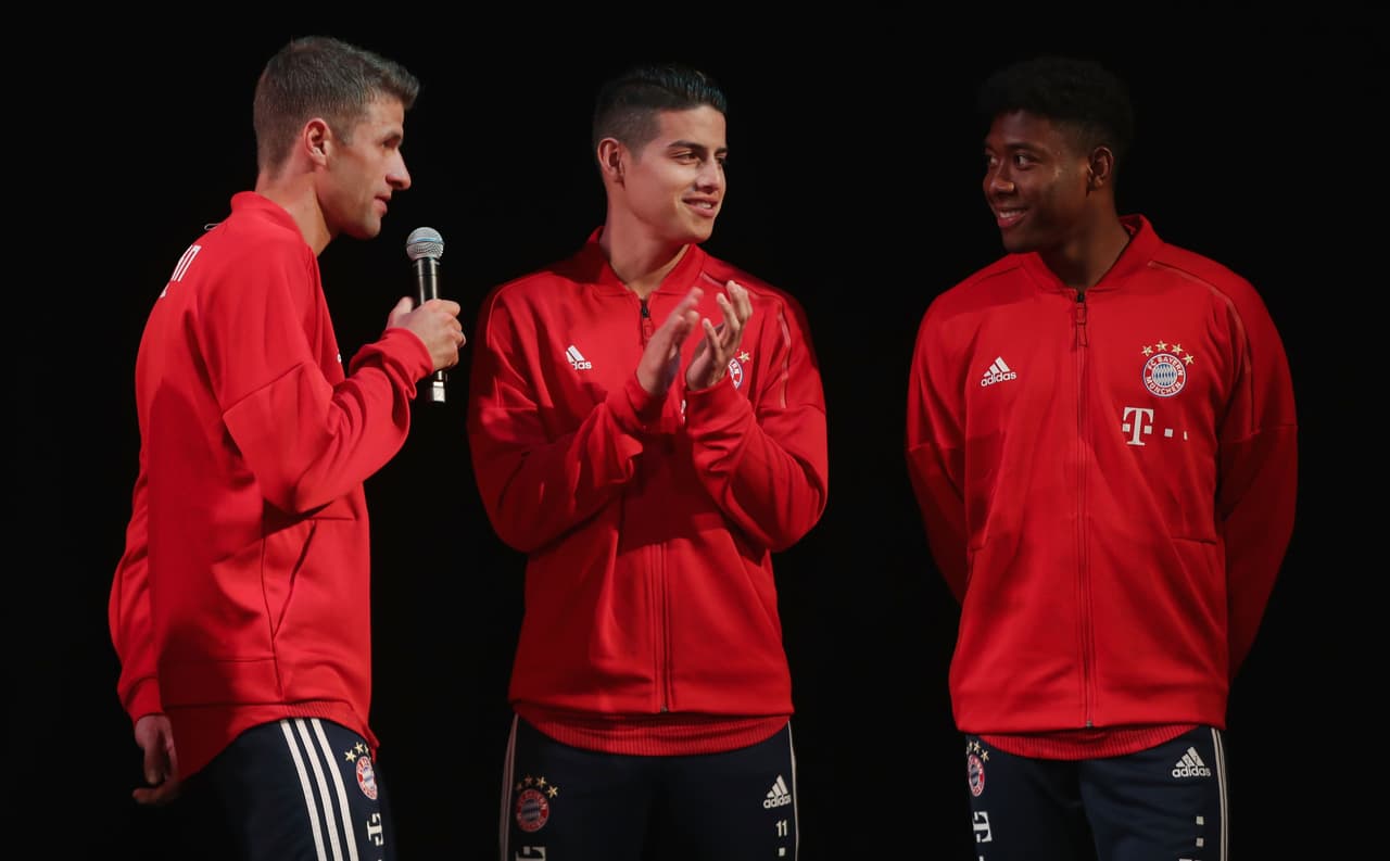 Este martes, en Múnich, el F.C. Bayern realizó la presentación de su nueva playera para la próxima temporada con varios de sus jugadores que son imagen de la reconocida marca alemana encargada de confeccionar sus uniformes. Este se estrenerá en el último juego de la Bundesliga ante el Stuttgart y se volverá a usar en la final de la DFB Pokal ante el Eintracht Frankfurt de Carlos Salcedo y Marco Fabián.