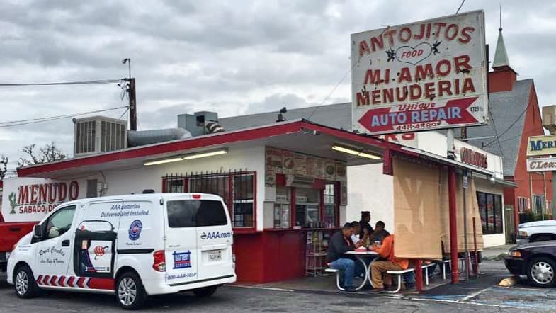 Un hombre con pasamontañas balea a empleada de un restaurante de antojitos mexicanos