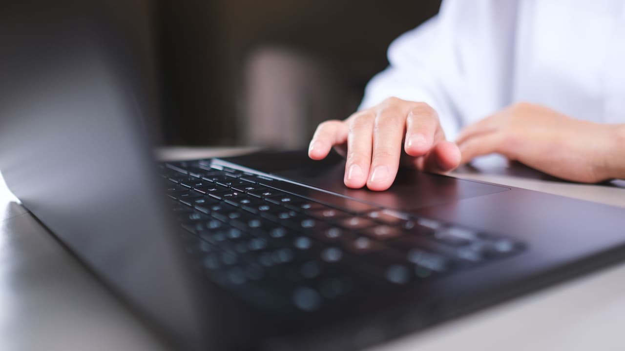 <h3 class="cms-H3-H3">De la dark web a la cárcel </h3>El plan se puso en marcha el 27 de julio de 2023, cuando
<b>Murphy transfirió 0.358 Bitcoin, unos 10,510 dólares, a una dirección digital</b> que creía pertenecía a un supuesto asesino a sueldo. La jugada no pasó desapercibida.
<b> Fiscales federales presentaron cargos en su contra.</b> Murphy se declaró culpable del delito de
<i>murder-for-hire</i> (homicidio por encargo).
<br>El juez Mark Pittman cerró el caso con una sentencia:
<b>nueve años de prisión federal.</b>
<br>Hoy, mientras cumple su condena, el caso de Murphy sigue recordando cómo
<b>los celos y la impulsividad pueden convertirse en tragedia cuando se cruzan con los rincones más oscuros de internet.</b>