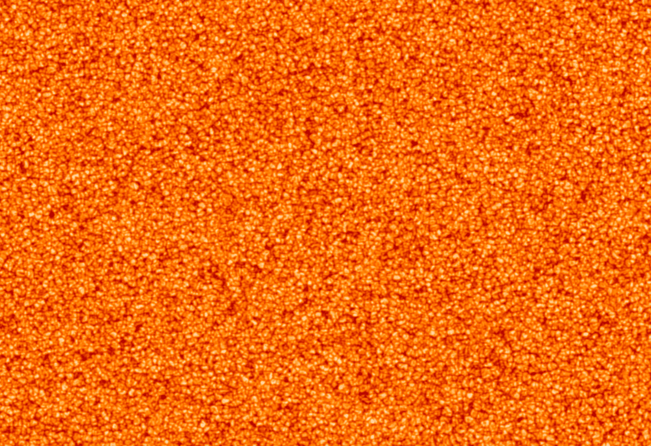 Una imagen primer plano tomada tomada el 28 de mayo de 2020 por el Solar Orbiter. El área está en el centro del Sol. Muestra el patrón de granulación del Sol que resulta del movimiento de plasma caliente debajo de la superficie visible.