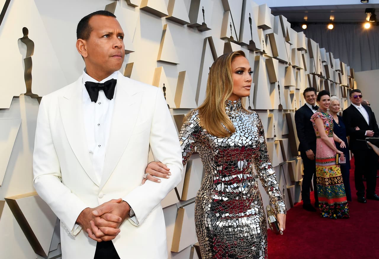 Ante esto, JLo fue cuestionada por ET: "Solo dice cosas. Estamos hablando de eso, pero
<b><a href="https://www.univision.com/entretenimiento/jennifer-lopez-y-a-rod-cumplen-dos-anos-juntos-sin-boda-a-la-vista-y-podemos-entender-por-que" target="_blank">no tenemos planes firmes</a></b>... y estamos hablando de muchos lugares (para casarnos), pero aún no lo sé".