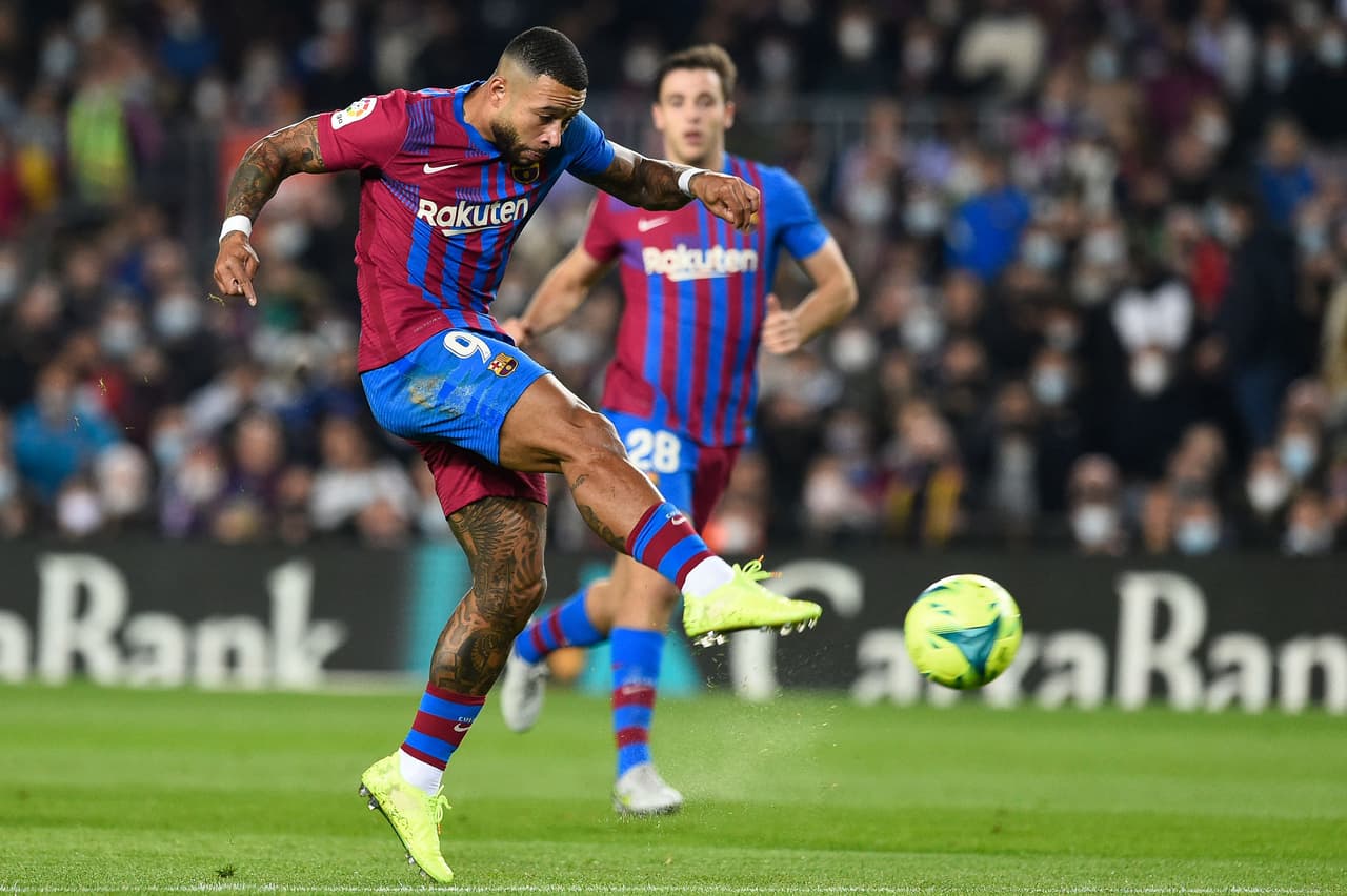 Los primeros intentos del Barcelona se producían con disparos de media distancia por parte de Memphis Depay.
<br>