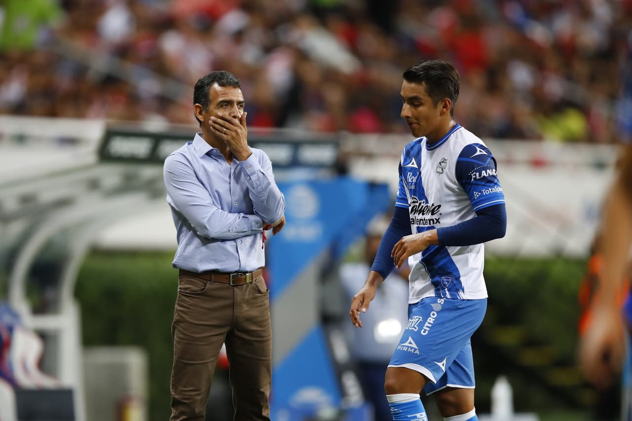 Las Chivas llegaron a siete juegos sin perder luego de vencer al Puebla en un partido marcado por la lesión de Gustavo Ferrareis.