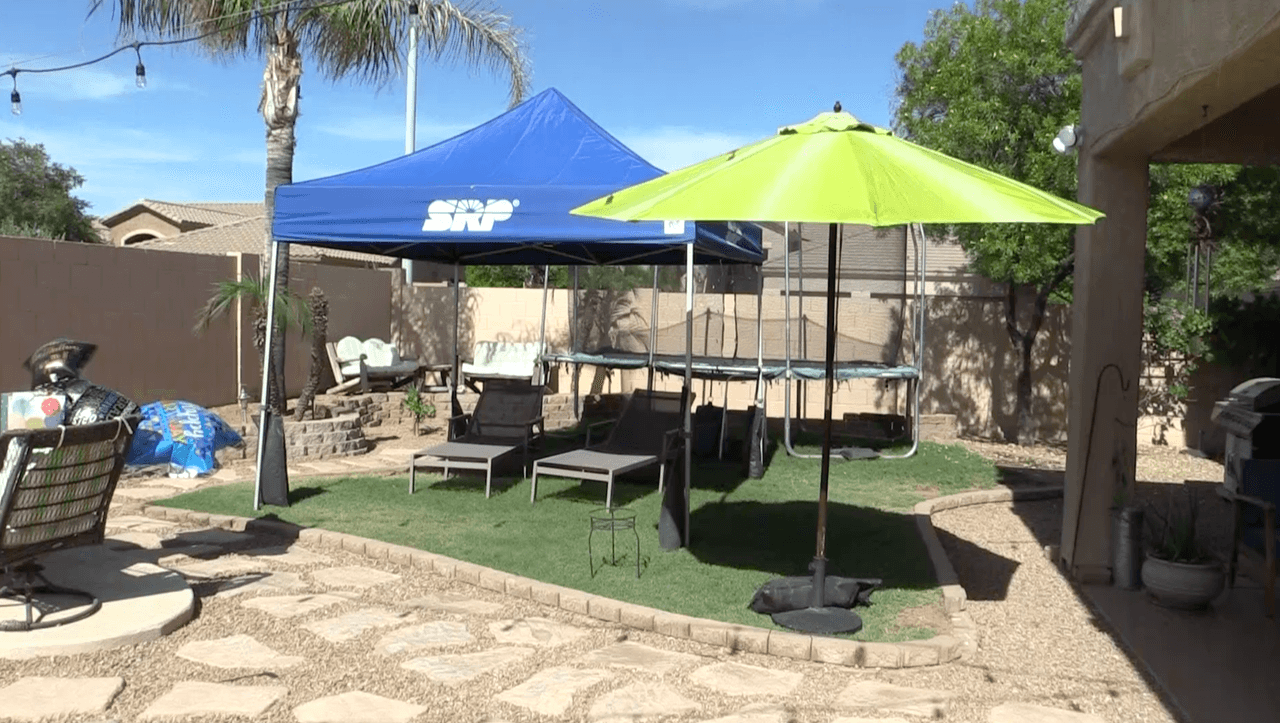 La experta dice que hay que estar preparados en casa y tener un kit de primeros auxilios y una linterna con baterías. Pero también es sumamente importante tener un teléfono para llamar y reportar un apagón.
<br>