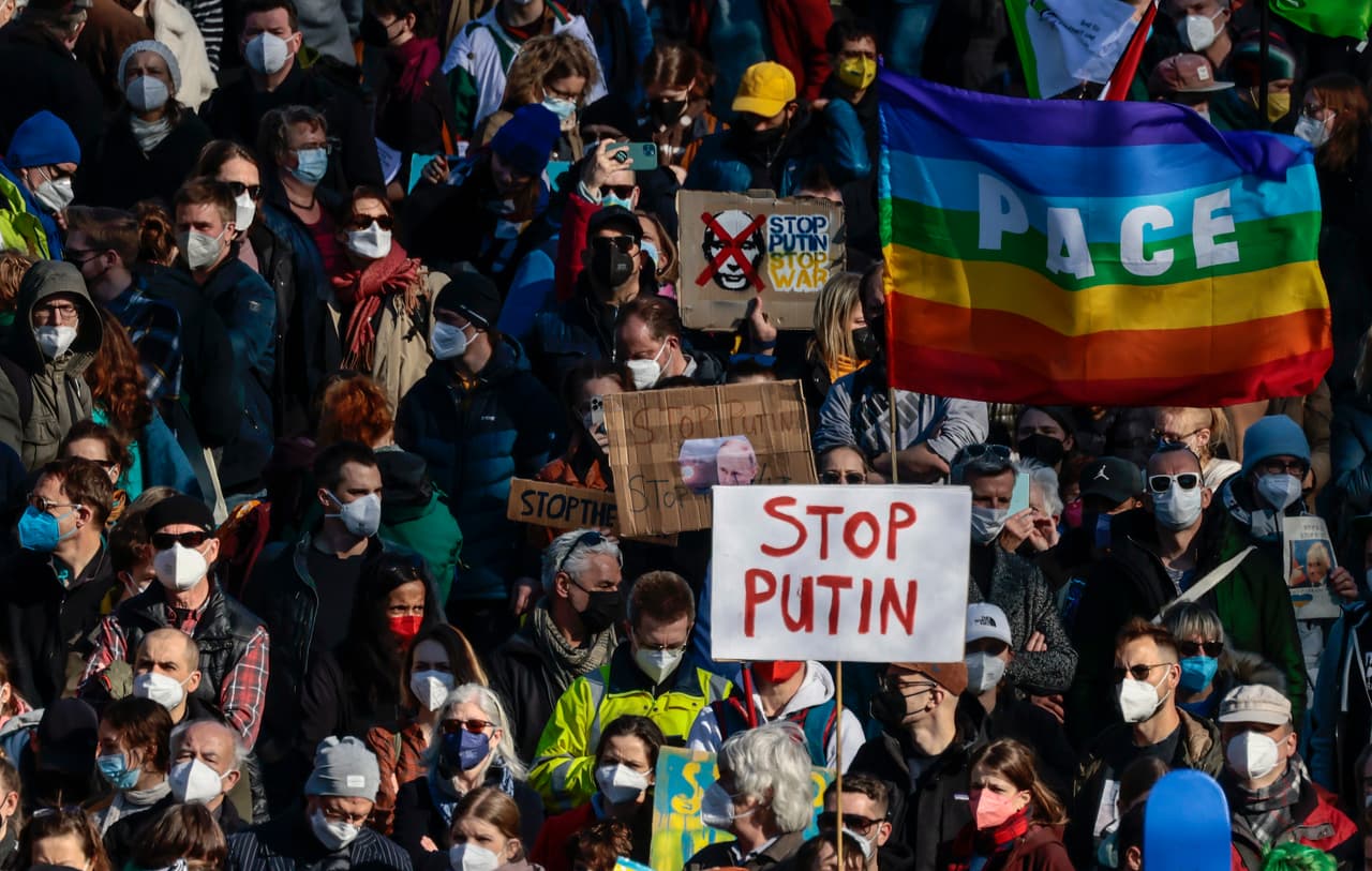 Personas protestando contra la guerra y para frenar a Putin en Berlín, Alemania, el domingo.