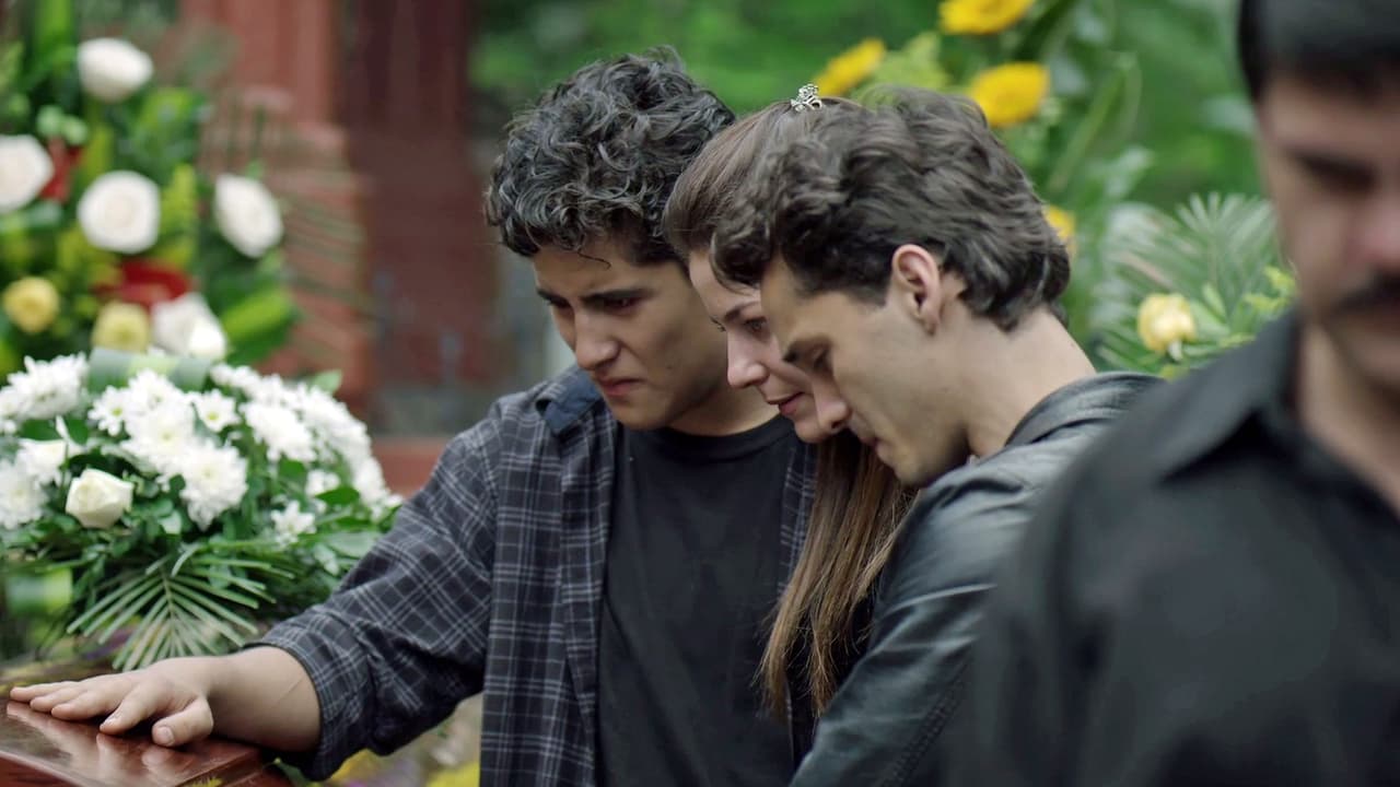 Standing next to ‘El Pollo’s casket, ‘Quino’ and ‘El Moreno’ were visibly struck with grief. Moments earlier, they had expressed their anger and thirst for vengeance to ‘El Chapo’.