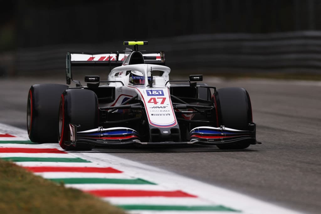 El mexicano Sergio Pérez saldrá desde la novena posición al Sprint del Gran Premio de Italia. El fiinlandés Valtteri Bottas de Mercedes saldrá primero este sábado en la clasificación al esprint al ser el más rápido en la tercera ronda (Q3) de clasificación con un tiempo de un minuto, 19 segundos y 555 milésimas.