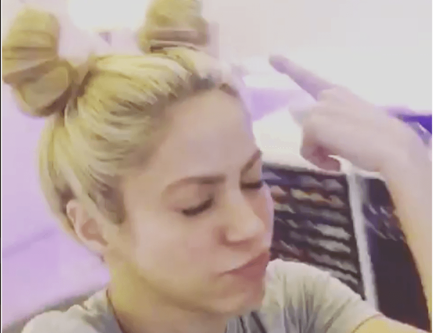 Shakira pasa de bailar bachata a "rapear" en la intimidad de su estudio