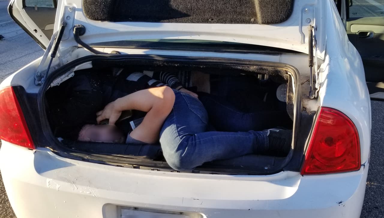 Agentes de la estación de Nogales encontraron a cuatro migrantes en un baúl de un vehículo que pasó por el puesto de control de inmigración de la carretera I-19. El conductor ciudadano estadounidense fue procesado.