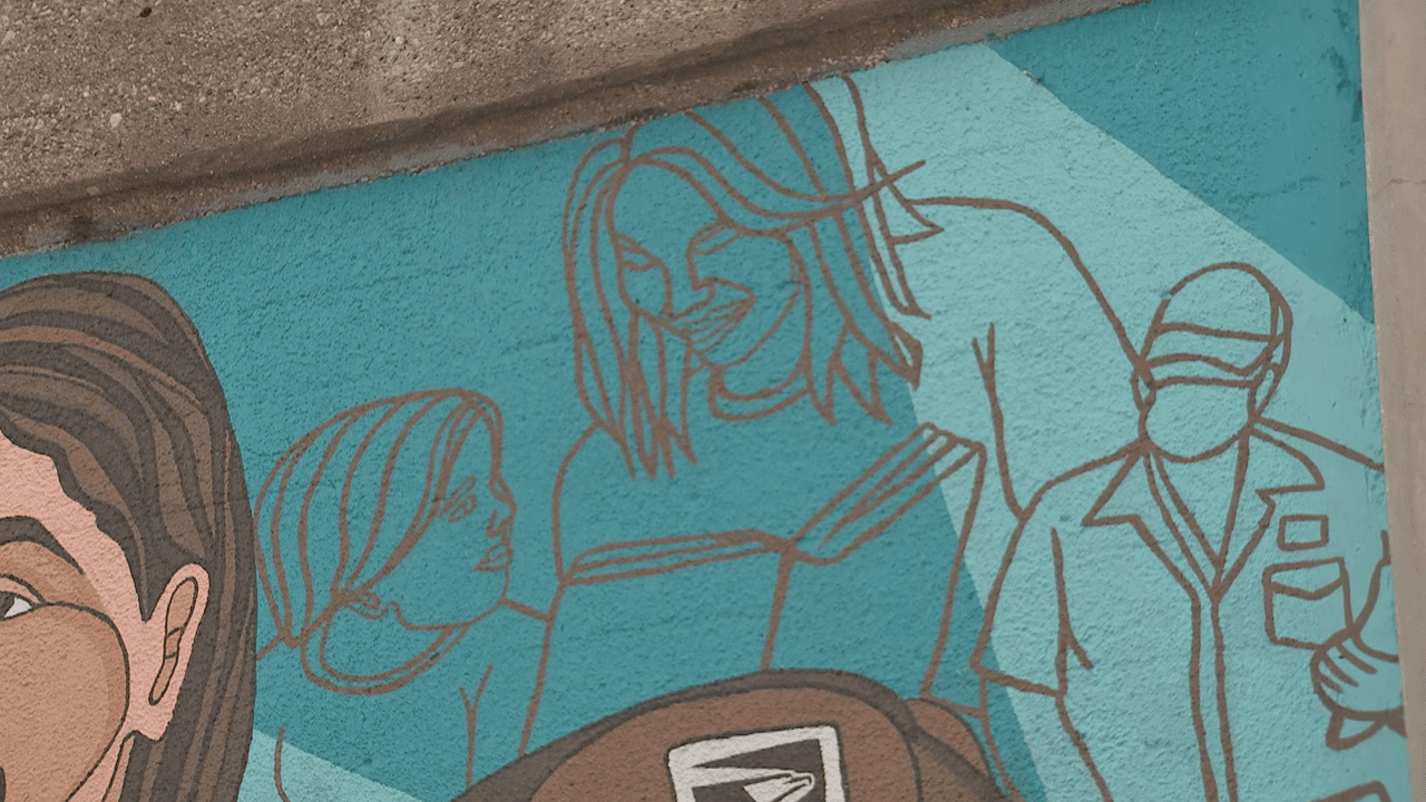 “Esta pandemia ha sido muy difícil para nuestros trabajadores esenciales, muchos de ellos inmigrantes, mujeres trabajando largas horas, sin cuidado médico y ahora exigimos que nos mantengan seguros durante esta crisis de salud pública”, dice Ai-jen Poo, directora de NDWA. “Ojala que el congreso apruebe la ley con derechos de protección para todos ellos”.