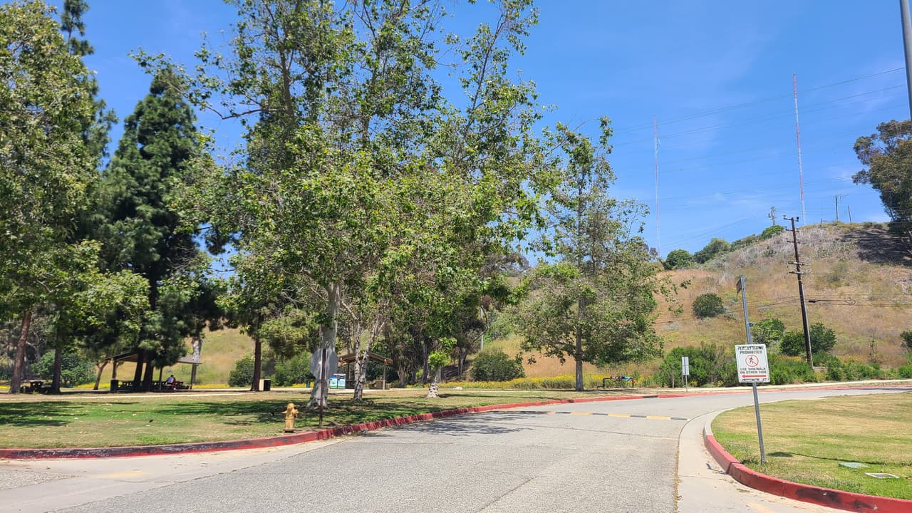 En medio del recorrido encontrarás diversas zonas donde se puede descansar o hacer un picnic.
