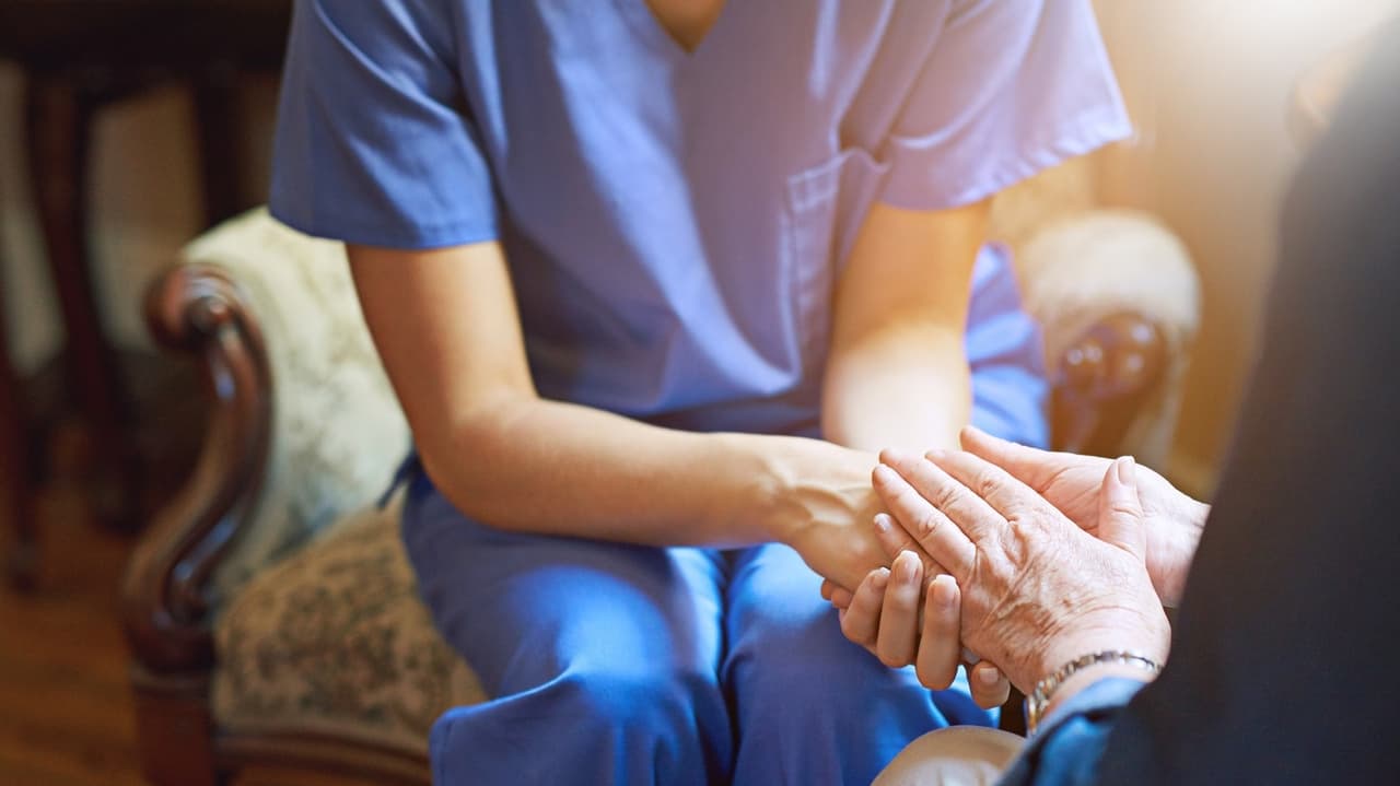 "Estoy cayendo en depresión": residentes imploran que reabran hogares de ancianos en NYC