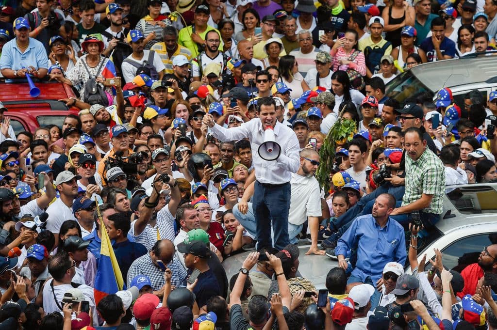 El presidente encargado de Venezuela Juan Guaidó se dirige a los manifestantes en la avenida Victoria de Caracas.