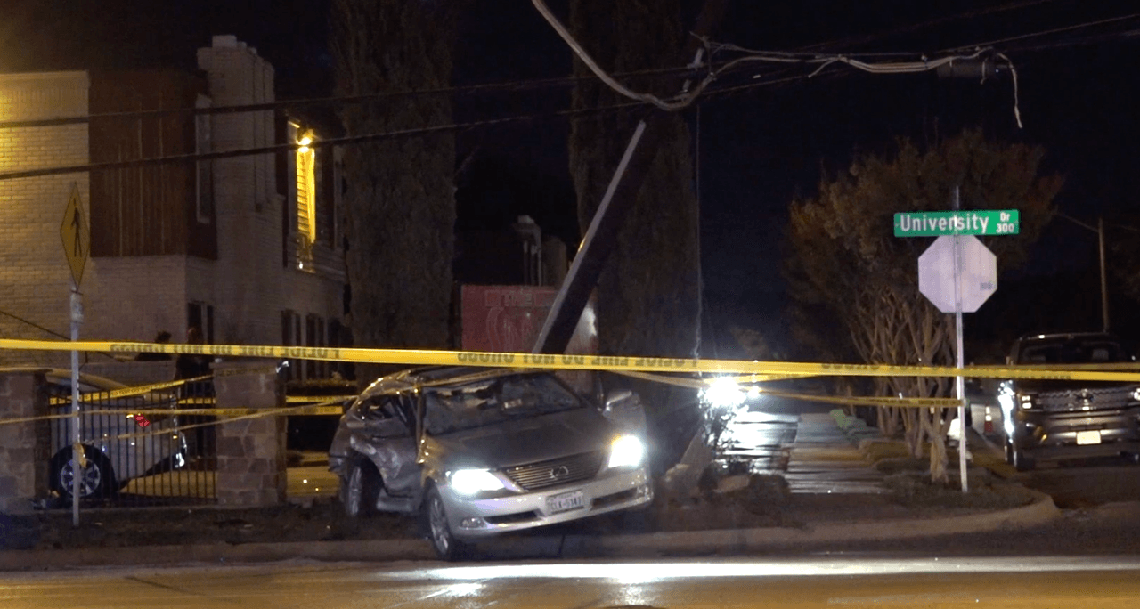 Uno de los autos chocó contra un poste telefónico.