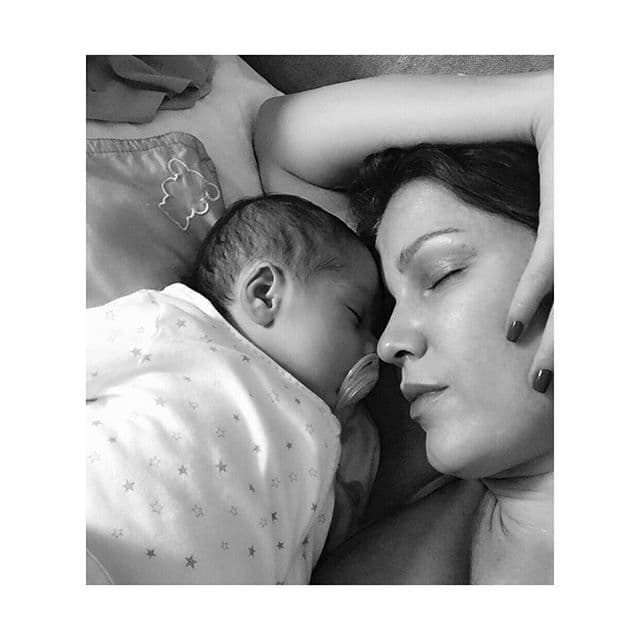 Sin duda esta es la foto más tierna de todas. Mami y bebé descansando, junto a la imagen Jaydy escribió: "No hay palabras para describir el amor tan inmenso, profundo y puro que he vuelto a experimentar... siendo tan pequeño formas algo muy grande dentro de mi".