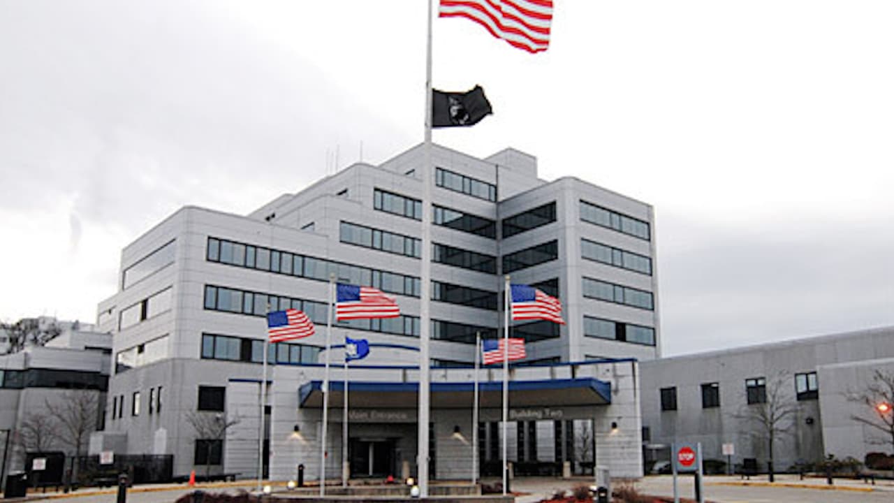 Dos personas mueren tras explosión en hospital de veteranos en Connecticut