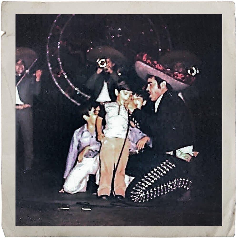 Él comenzó su carrera cuando tenía cinco años y su papá lo puso a cantar ‘Alejandra’ frente a 10,000 personas; en 45 años de carrera, ha obtenido dos premios Latin GRAMMY y seis Premios Billboard.