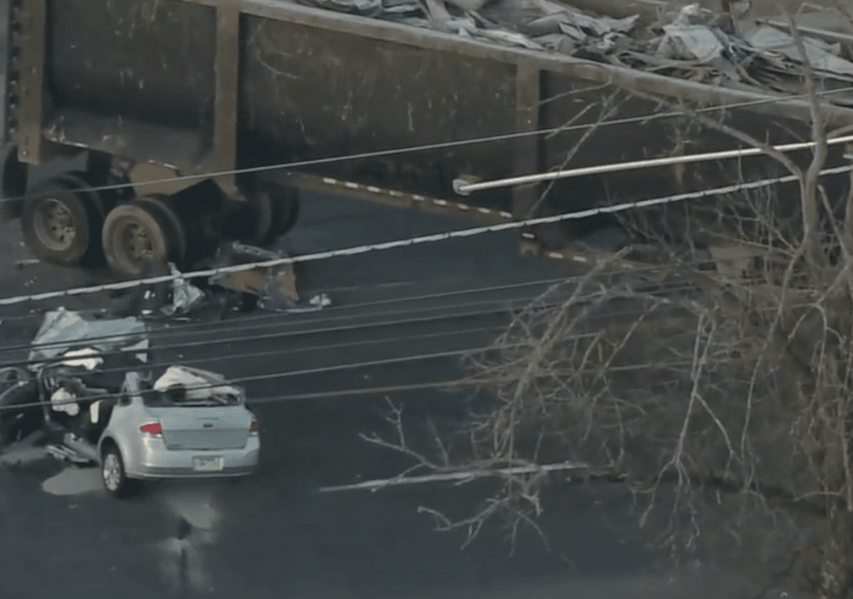 El accidente involucró un camión con remolque y un sedán.