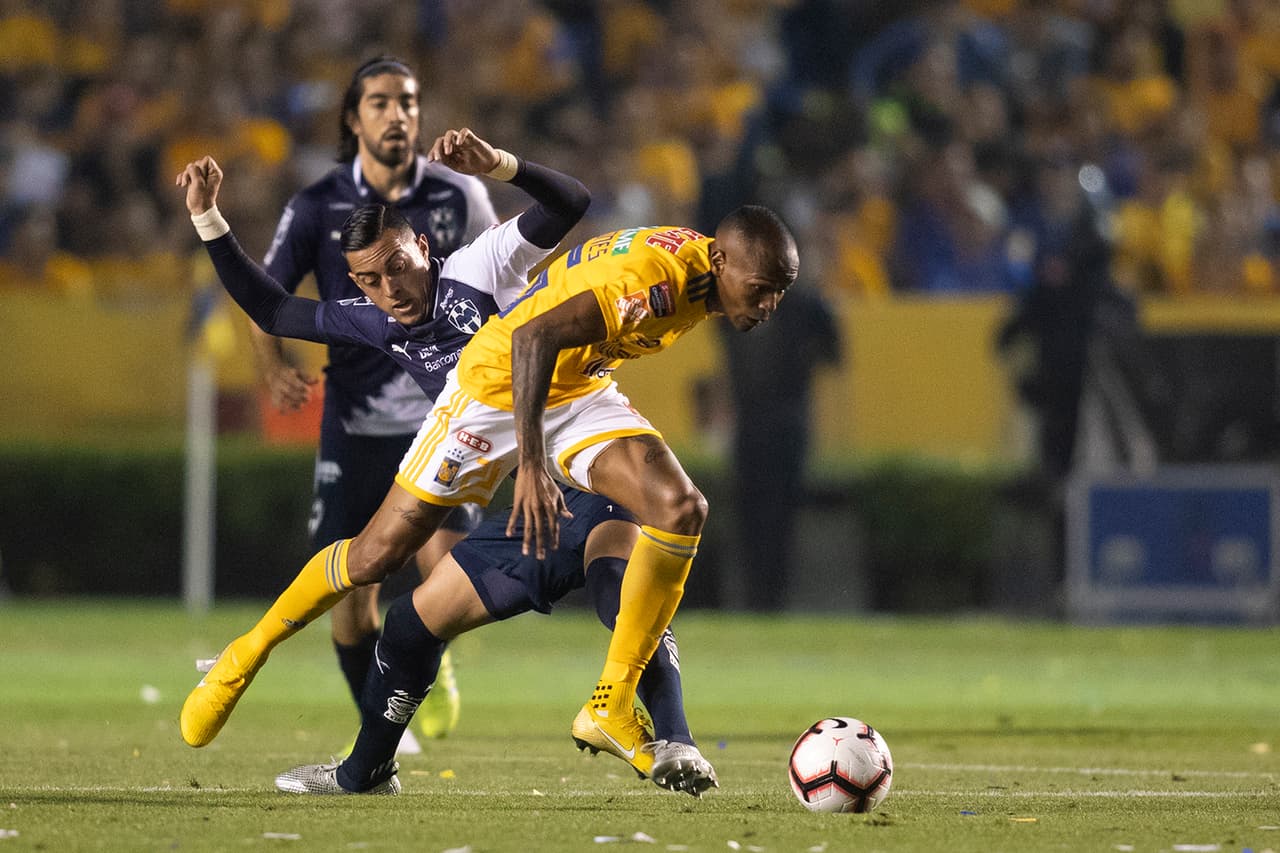 Acciones durante el juego de Ida de la Final de la Liga de Campeones de la Concacaf 2019, entre Tigres de la UANL y los Rayados del Monterrey.