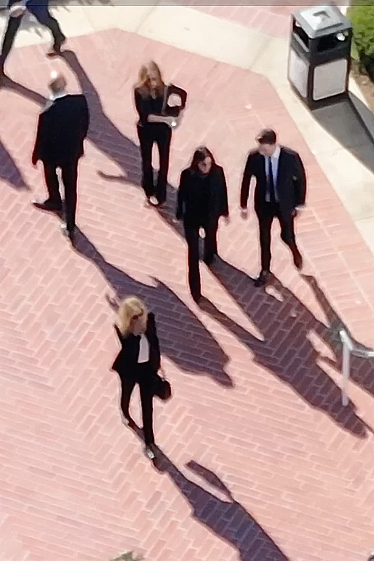 Jennifer Aniston, Courteney Cox, David Schwimmer y Lisa Kudrow llegan al funeral de Matthew Perry.