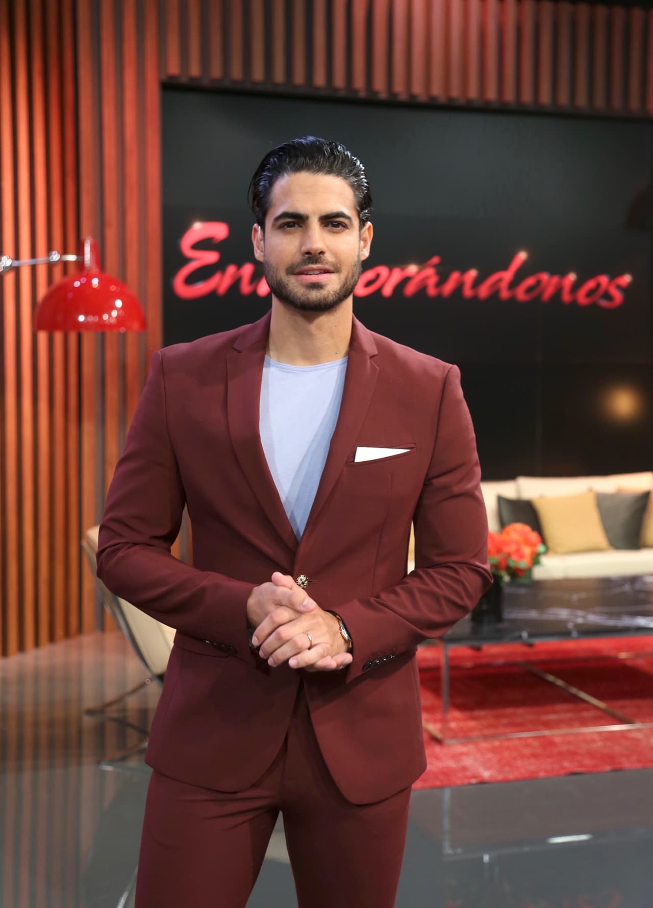 El co-host de Enamorándonos, Roberto Hernández, se incorpora a 'la noche más hot del verano' y en redes sociales compartió su emoción por presentar a los músicos y cantantes que nos deleitarán con su talento antes de comenzar la premiación.
