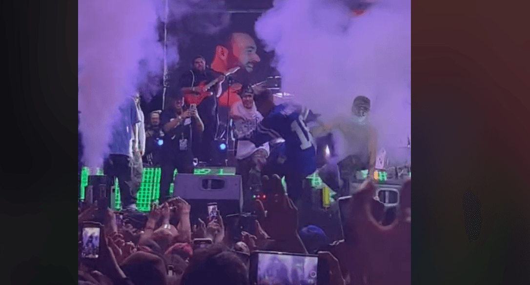 Cuando se levantó y subio de nuevo al escenario, sin ninguna lesión, les dijo: "Se pasaron de ver***, perros, ¿pa' qué me agarran? ¿pa' qué me agarran si ya había dicho que me iba a aventar?".