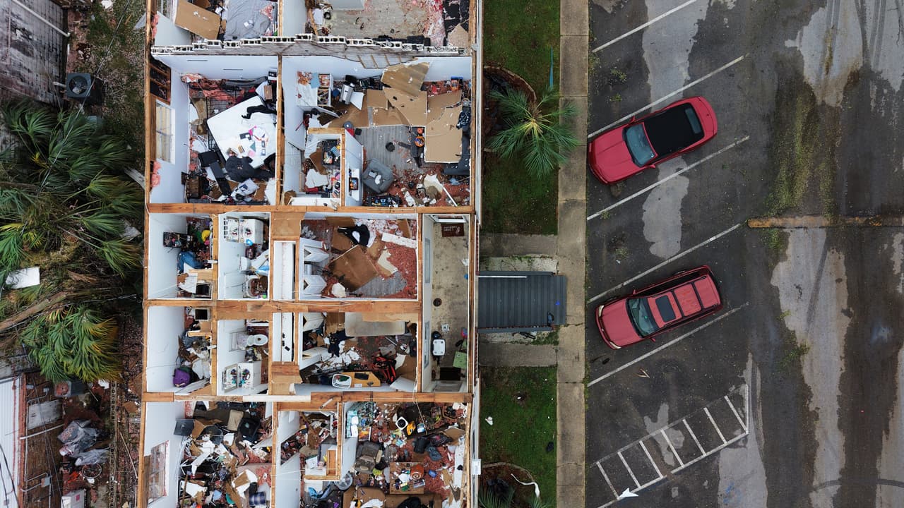 Un complejo de apartamentos cuyo techo quedó arrancado tras el paso del huracán Isaias en Milton, Florida, el sábado 10 de octubre de 2026.