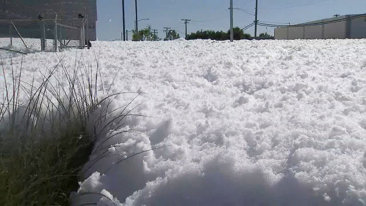 El Departamento de Bomberos de Santa Clara explicó que el derrame fue causado por un fallo en el sistema de extinción de incendios dentro del hangar.