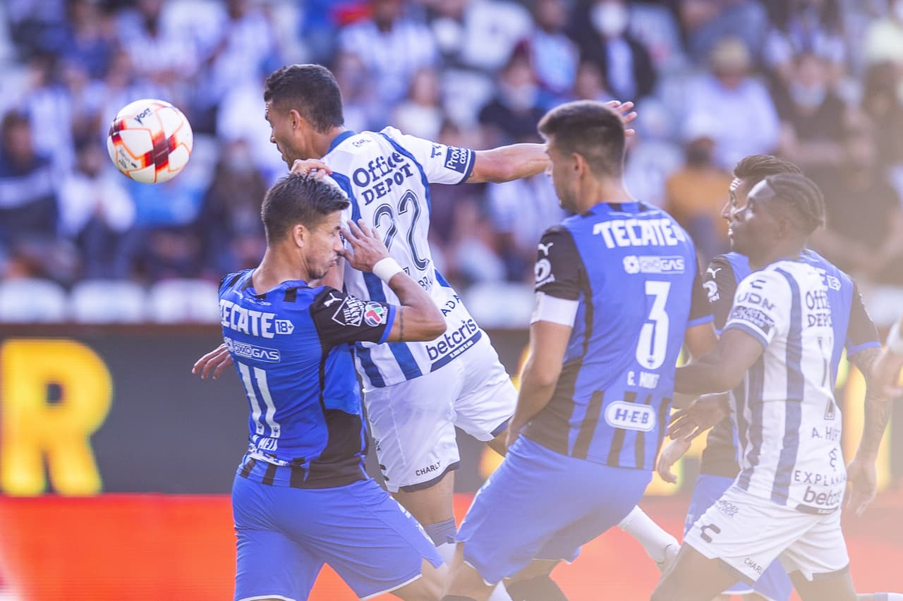 Gracias a un doblete de Luis Chávez y otro golazo de Roberto de la Rosa, el Pachuca dio cuenta de los Rayados.