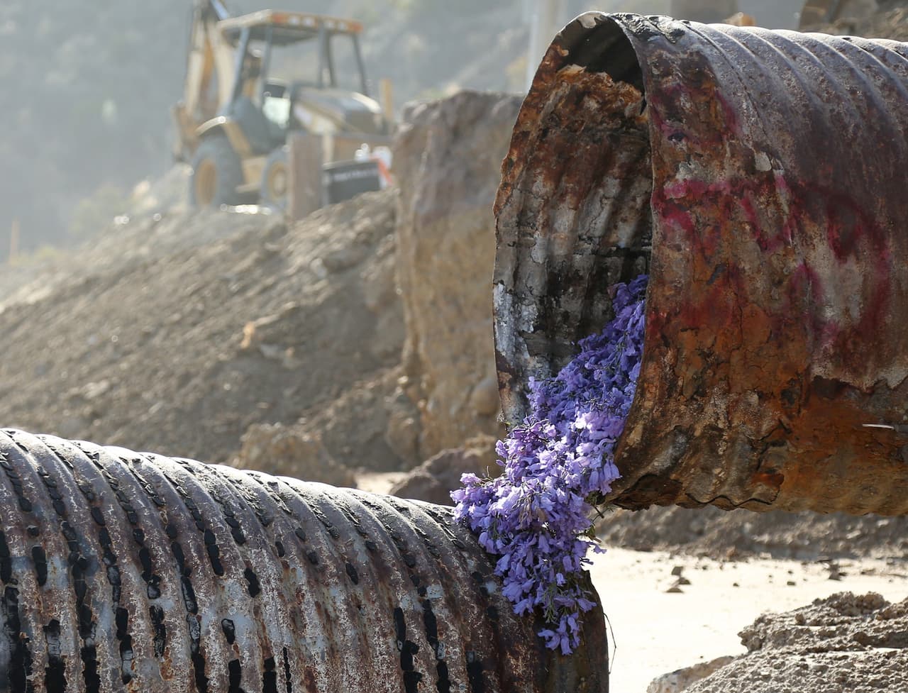 Preparativos la obra "Petal Drop LA" en una zona industrial de Los Ángeles