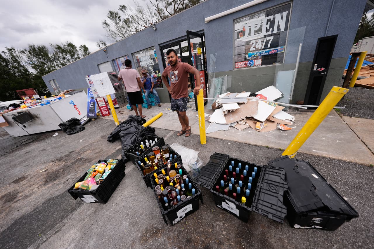 Islam Mahfuz rescata el contenido de su minimercado destruido tras el paso del huracán Isaias en Milton, Florida, el sábado 10 de octubre de 2026.