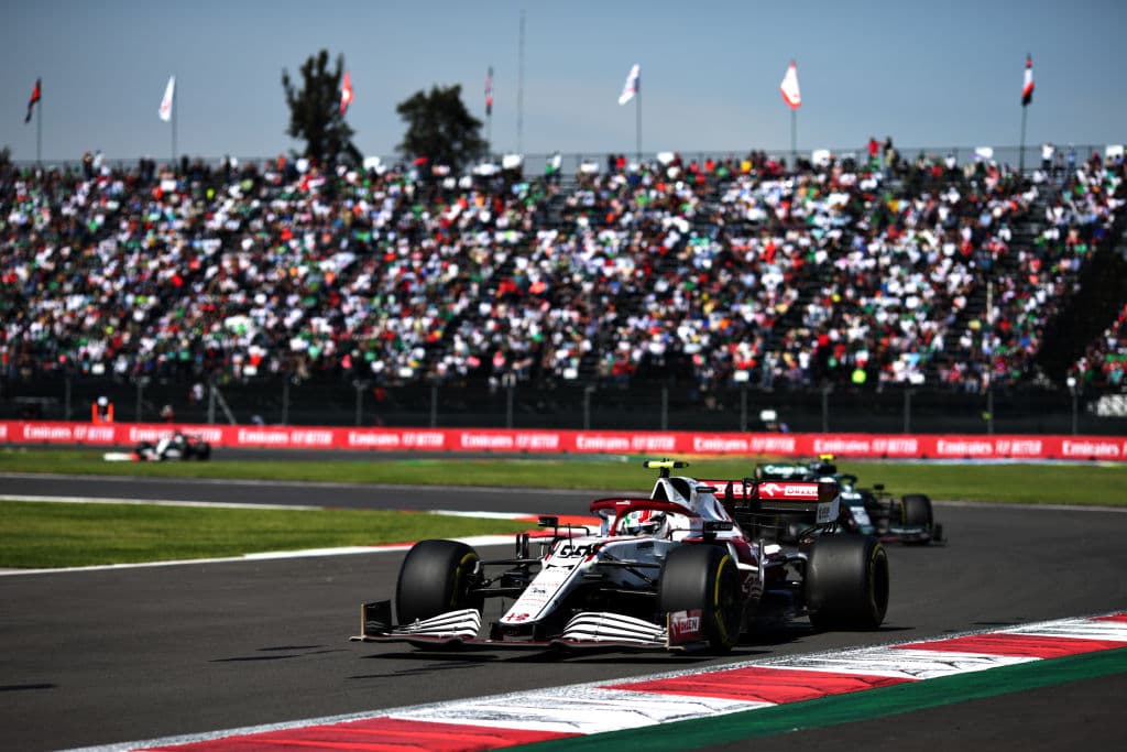 Red Bull hace el 1-3 con Max Verstappen en primer lugar y Sergio Pérez en tercero durante el Gran Premio de México en la Formula 1. Lewis Hamilton se quedó con la segunda posición durante la carrera. El mexicano logró subirse al podio en se casa.