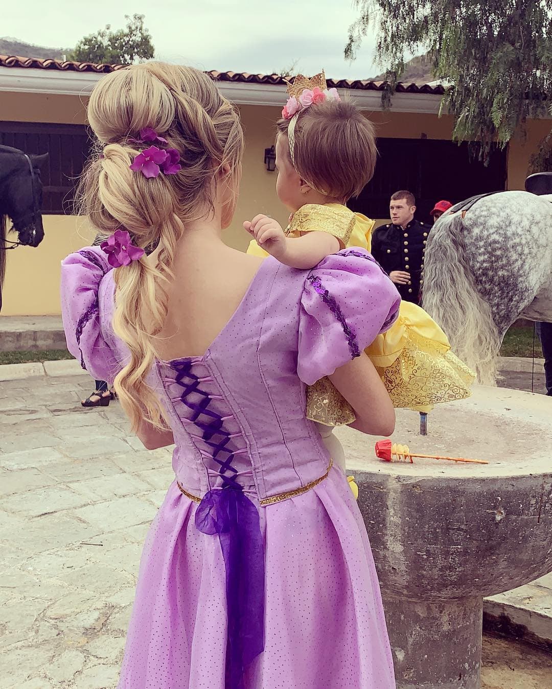 También su guapa mamá compartió una foto en la que ambas están disfrazadas de princesas y al fondo vemos al 'Canelo' pasear entre caballos. "Feliz cumple al amor de mi vida", escribió María Fernanda Gómez junto a esta foto.