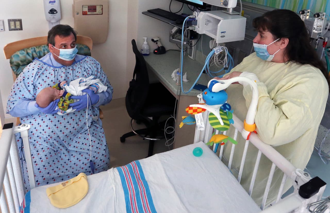 El gobernador de Nueva Jersey Chris Christie sostiene a un bebé que está siendo tratado por síndrome de abstinencia neonatal a sus 49 días de nacido. Su madre tomó opioides durante el embarazo.