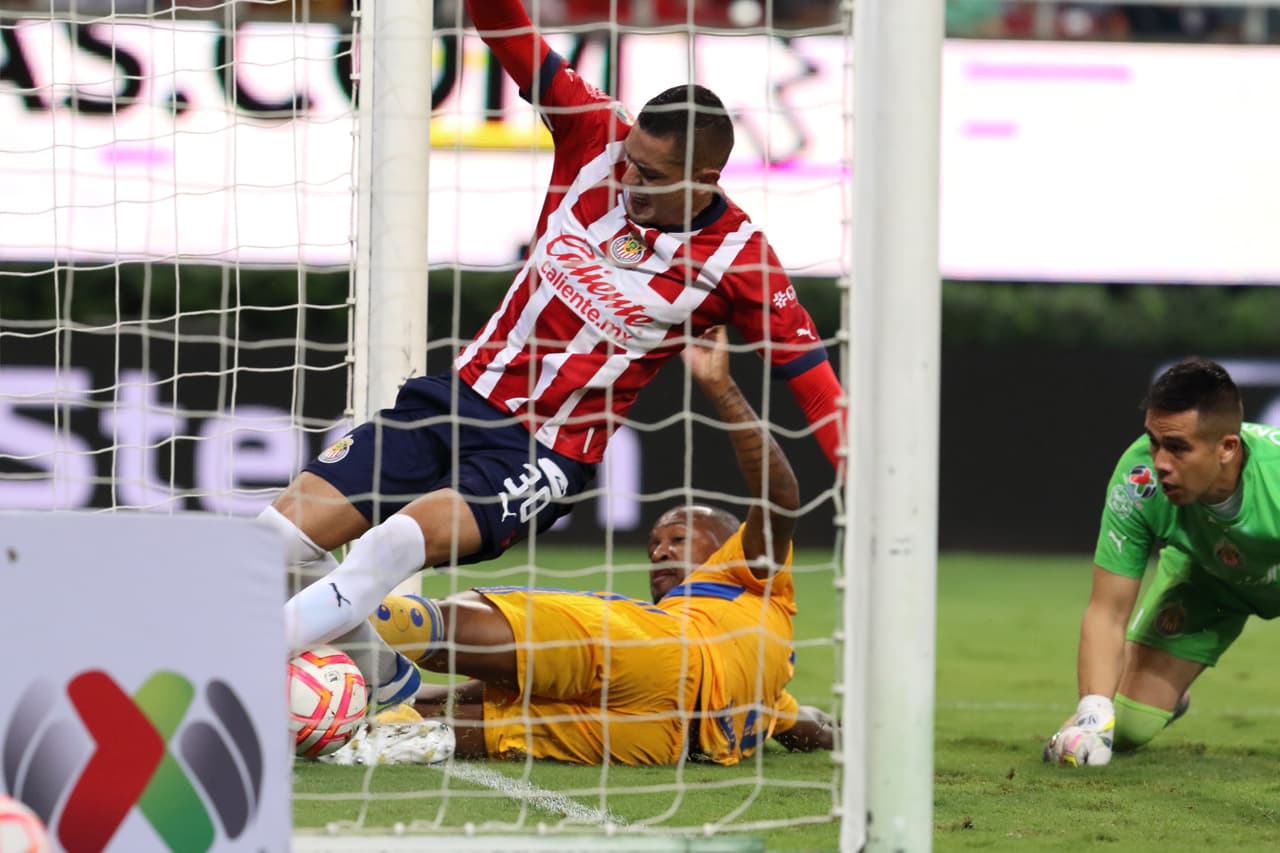 En los últimos 10 minutos, Tigres anotó el cuarto gol gracias a la dupla Carioca-Thauvin, pero casi de inmediato Ángel Zaldívar descontó al techar a Nahuel Guzmán.