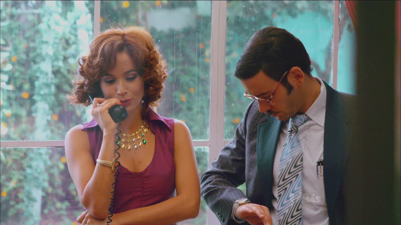 Helena se prepara para comenzar su gira, sin imaginar el dolor que padece su hija.