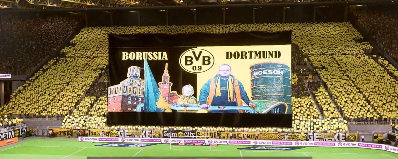 Como en la vida real, el Borussia Dortmund siempre marcando tendencia en las gradas del futbol.