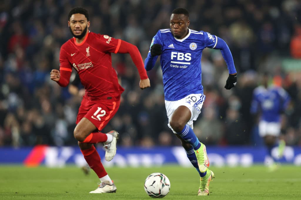 Chelsea vence tranquilamente 0-2 al Brentford, Liverpool sufre frente al Leicester City y tras un empate 3-3 consiguen el pase en la tanda de penaltis, Tottenham sabe aprovechar su localía y vencen 2-1 al west Ham United.