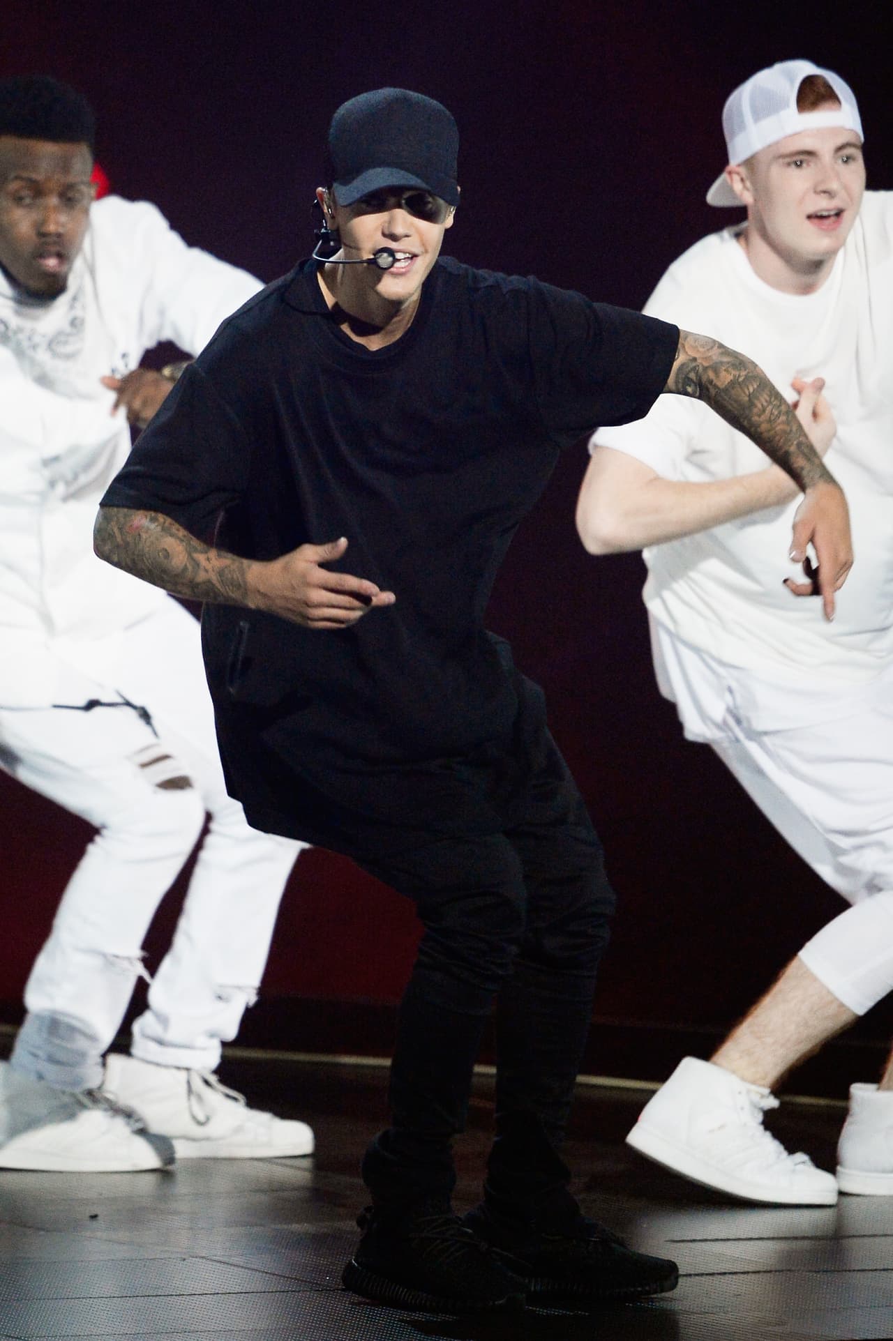 Sobre el escenario, Justin hizo su aparición y cantó su nuevo tema titulado 'What Do You Mean?', que lo conmovió demasiado.